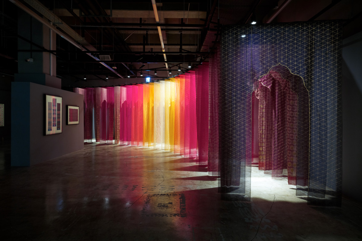 ▲유정혜, <금빛 베일_금빛으로 살짝 덮인 신비로운 장막>(2025) 외, 《현대 트랜스로컬 시리즈: 엮음과 짜임》 전시 전경 (사진=현대차)