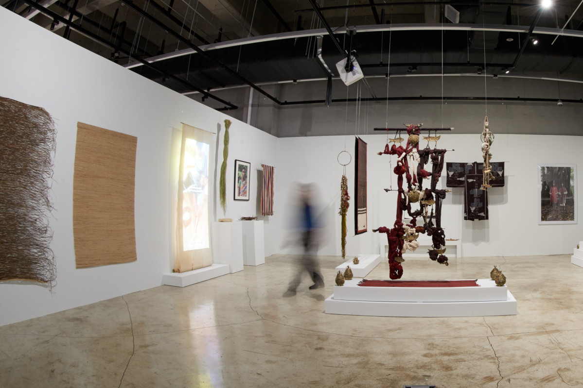 ▲ 보이토, <모헨조다로 텍스타일>(2025) 외, 《현대 트랜스로컬 시리즈: 엮음과 짜임》 전시 전경 (사진=현대차)