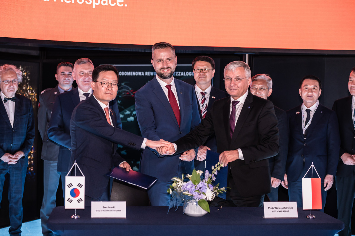 ▲2일(현지 시각) 폴란드 키엘체 국제 방위산업 전시회(MSPO 2025)에서 열린 천무 유도탄 생산을 위한 현지 합작법인 계약식에서 손재일 한화에어로스페이스 대표(앞줄 왼쪽), 코시니악 카미슈 국방부 장관 겸 부총리(앞줄 가운데), 피오트르 보이첵 WB그룹 회장(앞줄 오른쪽) 등 관계자들이 기념촬영하고 있다. (한화에어로스페이스)