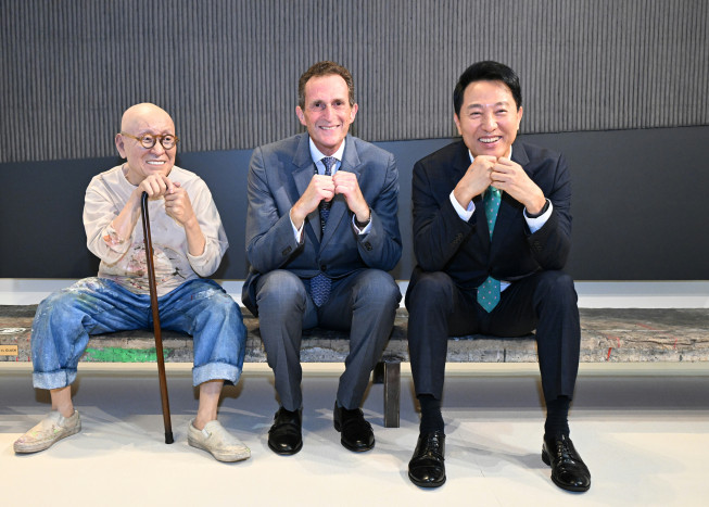 ▲오세훈(오른쪽) 서울시장이 3일 코엑스에서 열리고 있는 ‘키아프‧프리즈 서울’에서 작품 관람 중 사이먼 폭스 프리즈 CEO와 기념촬영을 하고 있다. (사진제공=서울시)