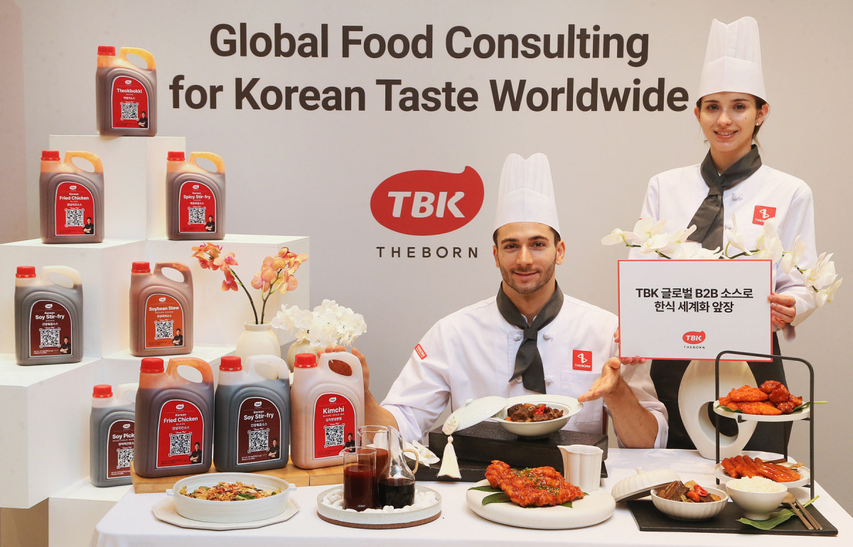 ▲서울 중구 장충동 서울신라호텔에서 열린 TBK 글로벌 B2B 소스 론칭 간담회에서 요리사들이 TBK B2B 소스와 음식들을 소개하고 있다. (사진제공=더본코리아)