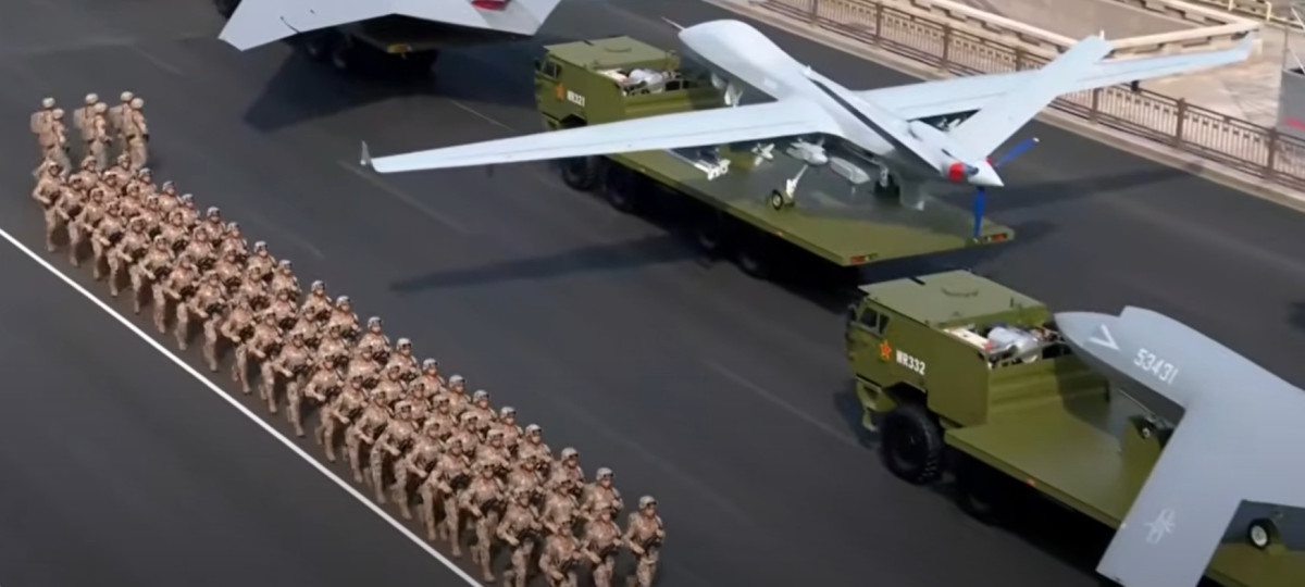 ▲3일 텐안먼 광장에서 열린 중국 열병식에 원거리 정찰 및 타격드론. 드론 운용병 등의 모습이 보인다.  (출처 中CCTV 화면 캡처)