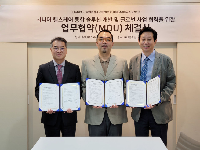 ▲HLB글로벌은 3일 인공지능·음성인식 전문기업인 셀바스AI, 단국대학교 기술지주자회사 단국상의원과 함께 ‘시니어 헬스케어 통합 솔루션 개발 및 글로벌 사업 협력’을 위한 MOU를 체결했다. <왼쪽부터 김광재 HLB글로벌 대표(사진 왼쪽부터)와 윤승현 셀바스AI 사장, 최규동 단국상의원 대표는 > (사진제공 = HLB글로벌 )