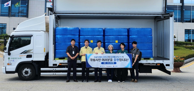 ▲서울 강서구가 3일 강원 강릉시에 생수를 전달하고 사진 촬영을 하고 있다. (사진제공=강서구)