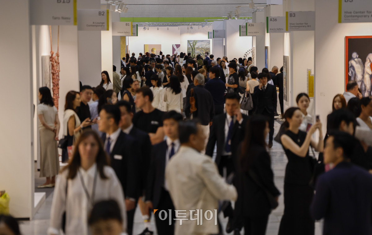▲3일 서울 강남구 코엑스에서 열린 프리즈 서울 2025(Frieze Seoul 2025) VIP 프리뷰 데이에서 관람객들이 전시된 작품을 살펴보고 있다. 조현호 기자 hyunho@