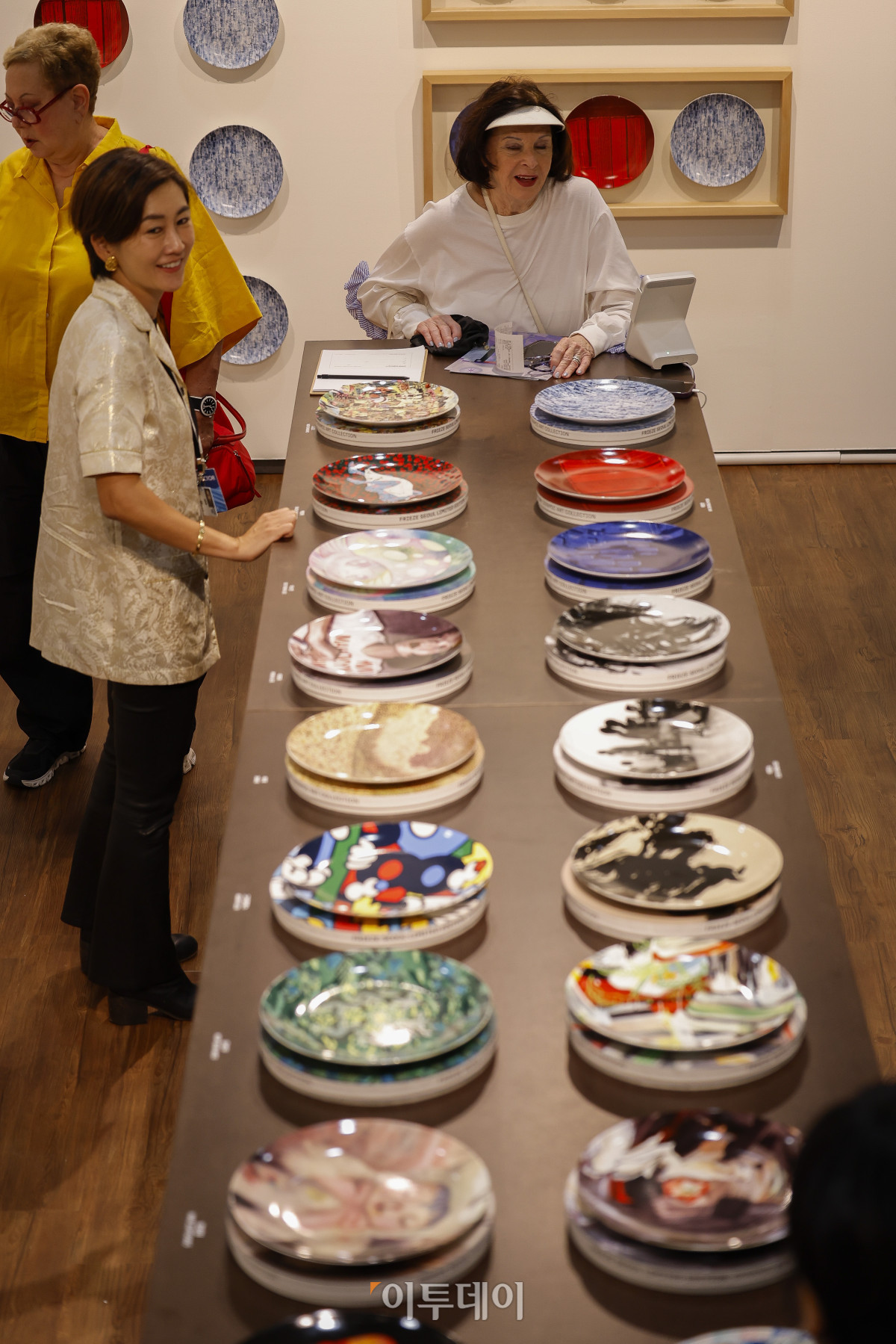 ▲3일 서울 강남구 코엑스에서 열린 프리즈 서울 2025(Frieze Seoul 2025) VIP 프리뷰 데이에서 관람객들이 전시된 작품을 살펴보고 있다. 조현호 기자 hyunho@