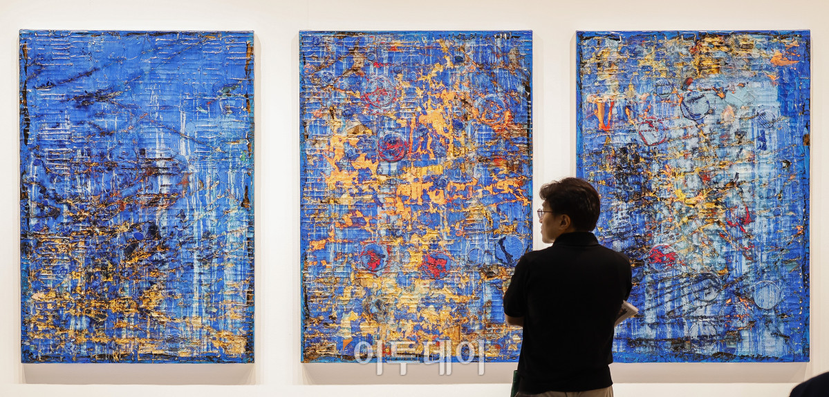 ▲3일 서울 강남구 코엑스에서 열린 프리즈 서울 2025(Frieze Seoul 2025) VIP 프리뷰 데이에서 관람객들이 전시된 작품을 살펴보고 있다. 조현호 기자 hyunho@