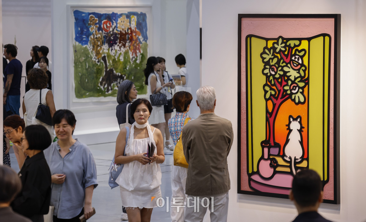 ▲3일 서울 강남구 코엑스에서 열린 프리즈 서울 2025(Frieze Seoul 2025) VIP 프리뷰 데이에서 관람객들이 전시된 작품을 살펴보고 있다. 조현호 기자 hyunho@