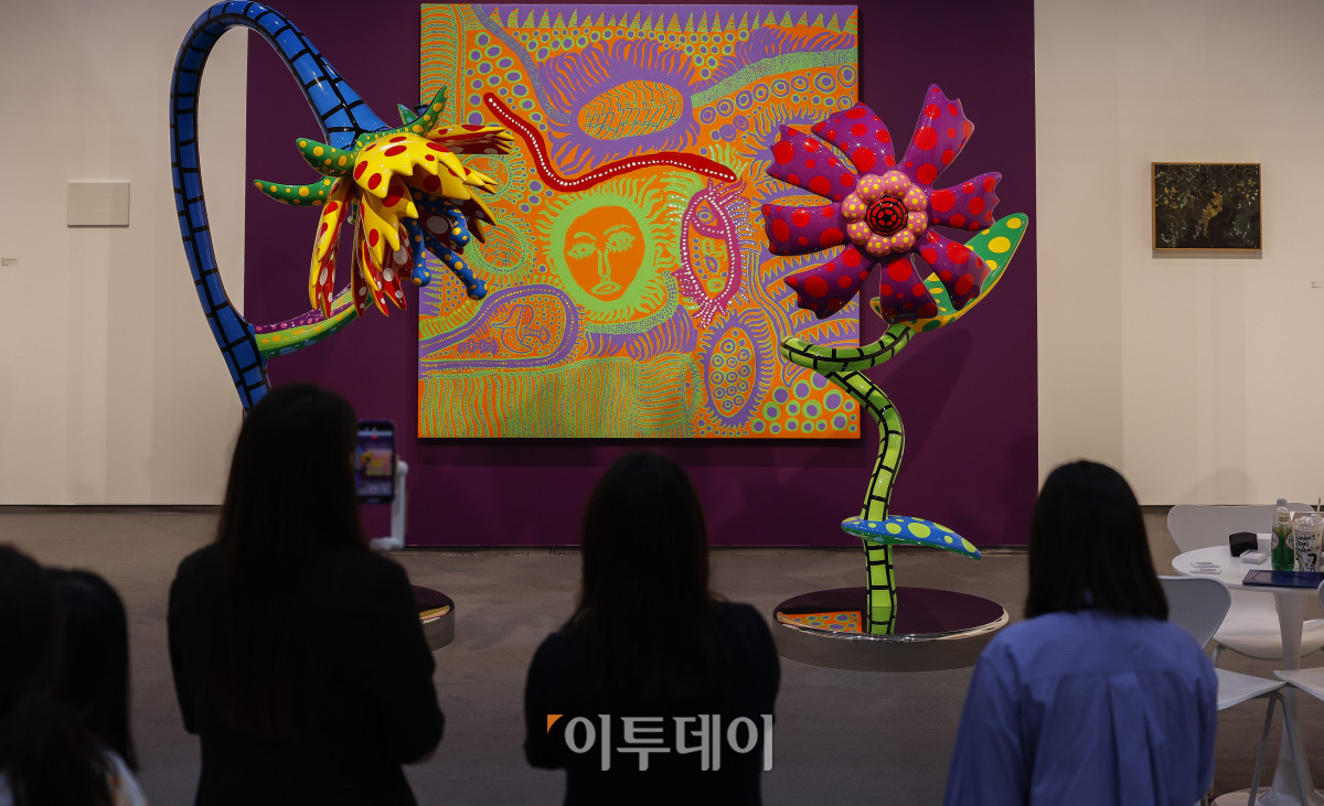 ▲3일 서울 강남구 코엑스에서 열린 프리즈 서울 2025(Frieze Seoul 2025) VIP 프리뷰 데이에서 관람객들이 전시된 작품을 살펴보고 있다. 조현호 기자 hyunho@