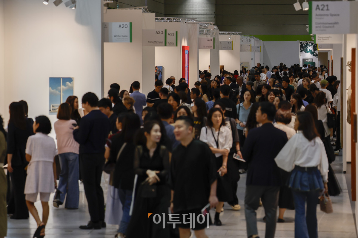 ▲3일 서울 강남구 코엑스에서 열린 프리즈 서울 2025(Frieze Seoul 2025) VIP 프리뷰 데이에서 관람객들이 전시된 작품을 살펴보고 있다. 조현호 기자 hyunho@