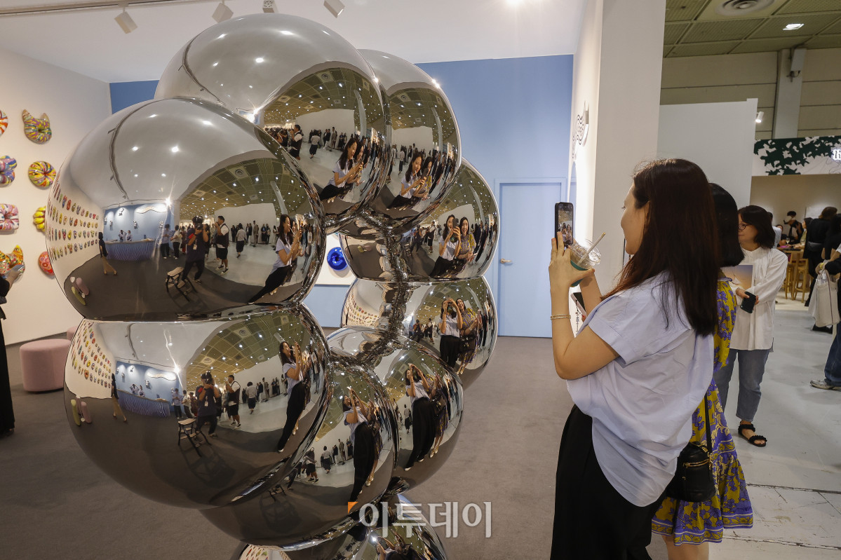 ▲3일 서울 강남구 코엑스에서 열린 프리즈 서울 2025(Frieze Seoul 2025) VIP 프리뷰 데이에서 관람객들이 전시된 작품을 살펴보고 있다. 조현호 기자 hyunho@