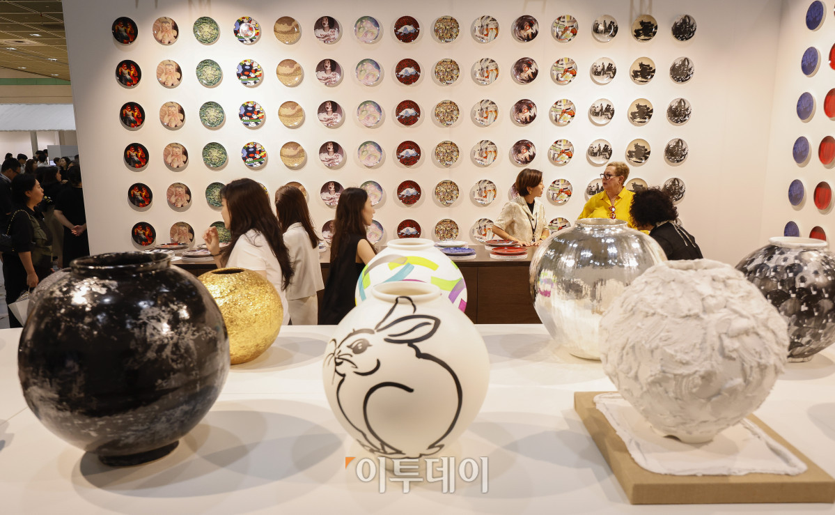 ▲3일 서울 강남구 코엑스에서 열린 프리즈 서울 2025(Frieze Seoul 2025) VIP 프리뷰 데이에서 관람객들이 전시된 작품을 살펴보고 있다. 조현호 기자 hyunho@