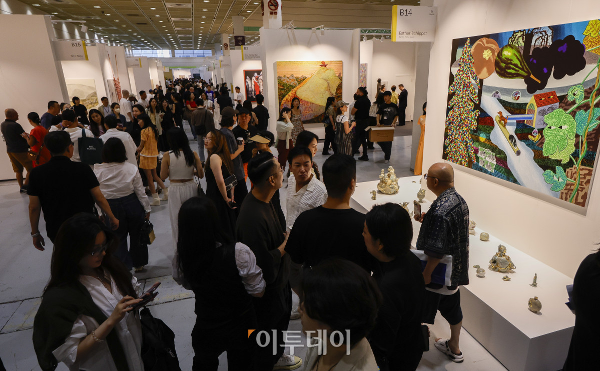 ▲3일 서울 강남구 코엑스에서 열린 프리즈 서울 2025(Frieze Seoul 2025) VIP 프리뷰 데이에서 관람객들이 전시된 작품을 살펴보고 있다. 조현호 기자 hyunho@