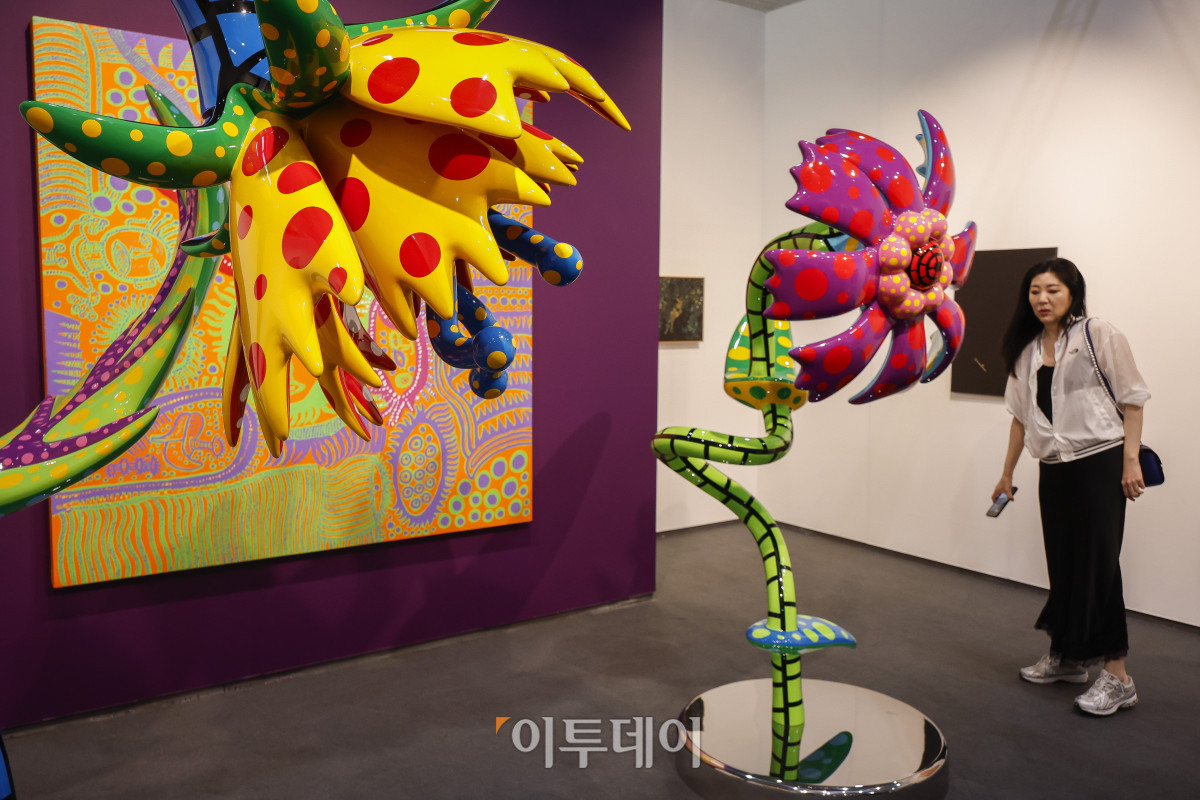 ▲3일 서울 강남구 코엑스에서 열린 프리즈 서울 2025(Frieze Seoul 2025) VIP 프리뷰 데이에서 관람객들이 전시된 작품을 살펴보고 있다. 조현호 기자 hyunho@
