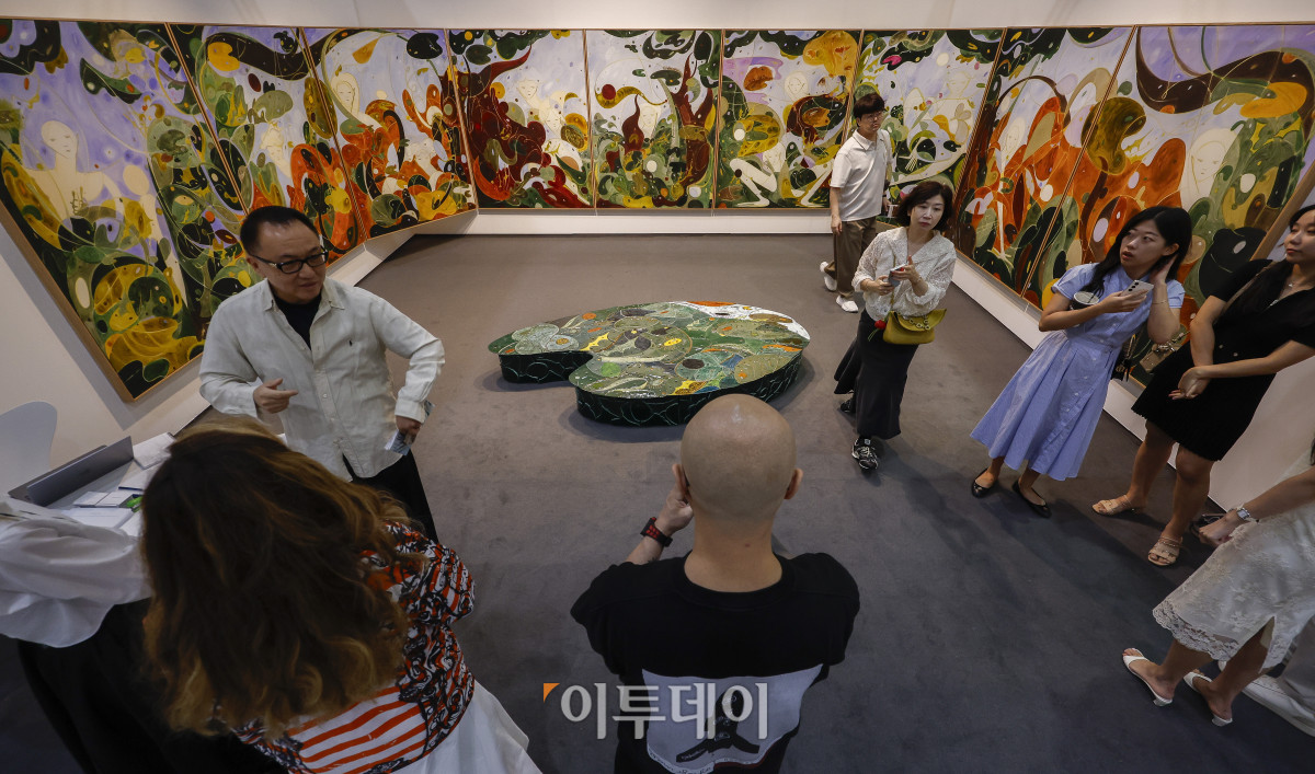 ▲3일 서울 강남구 코엑스에서 열린 프리즈 서울 2025(Frieze Seoul 2025) VIP 프리뷰 데이에서 관람객들이 전시된 작품을 살펴보고 있다. 조현호 기자 hyunho@