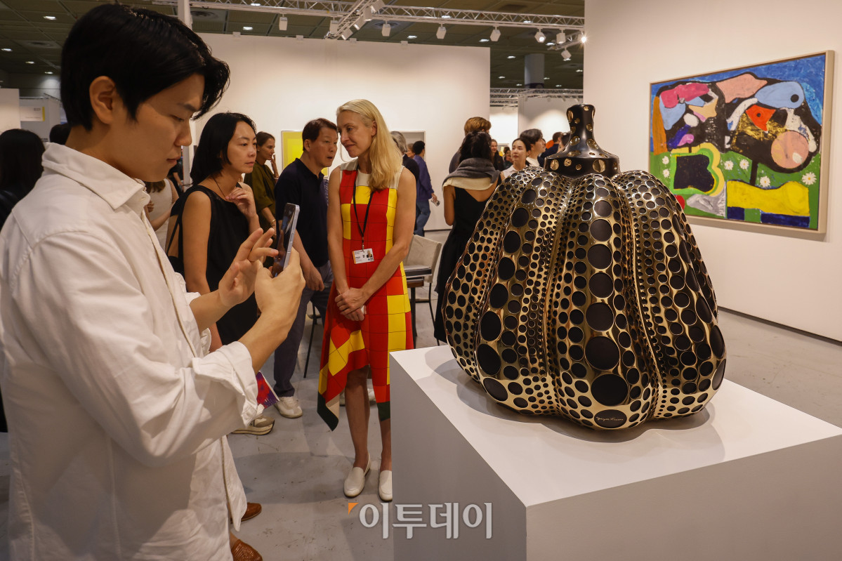 ▲3일 서울 강남구 코엑스에서 열린 프리즈 서울 2025(Frieze Seoul 2025) VIP 프리뷰 데이에서 관람객들이 전시된 작품을 살펴보고 있다. 조현호 기자 hyunho@
