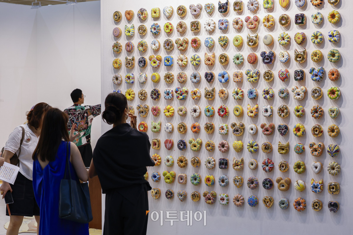 ▲3일 서울 강남구 코엑스에서 열린 키아프 서울 2025(Kiaf SEOUL 2025) VIP 프리뷰 데이에서 관람객들이 전시된 작품을 살펴보고 있다. 조현호 기자 hyunho@