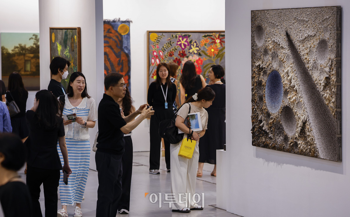 ▲3일 서울 강남구 코엑스에서 열린 키아프 서울 2025(Kiaf SEOUL 2025) VIP 프리뷰 데이에서 관람객들이 전시된 작품을 살펴보고 있다. 조현호 기자 hyunho@