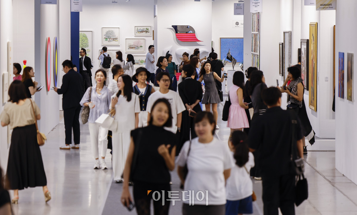 ▲3일 서울 강남구 코엑스에서 열린 키아프 서울 2025(Kiaf SEOUL 2025) VIP 프리뷰 데이에서 관람객들이 전시된 작품을 살펴보고 있다. 조현호 기자 hyunho@