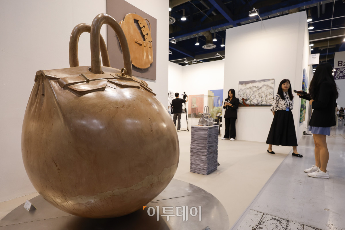 ▲3일 서울 강남구 코엑스에서 열린 키아프 서울 2025(Kiaf SEOUL 2025) VIP 프리뷰 데이에서 관람객들이 전시된 작품을 살펴보고 있다. 조현호 기자 hyunho@