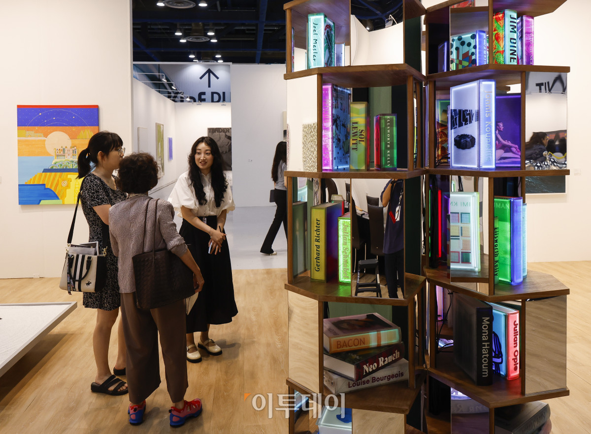 ▲3일 서울 강남구 코엑스에서 열린 키아프 서울 2025(Kiaf SEOUL 2025) VIP 프리뷰 데이에서 관람객들이 전시된 작품을 살펴보고 있다. 조현호 기자 hyunho@