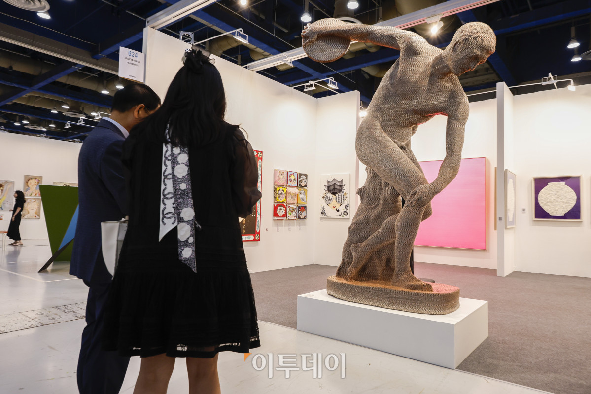 ▲3일 서울 강남구 코엑스에서 열린 키아프 서울 2025(Kiaf SEOUL 2025) VIP 프리뷰 데이에서 관람객들이 전시된 작품을 살펴보고 있다. 조현호 기자 hyunho@