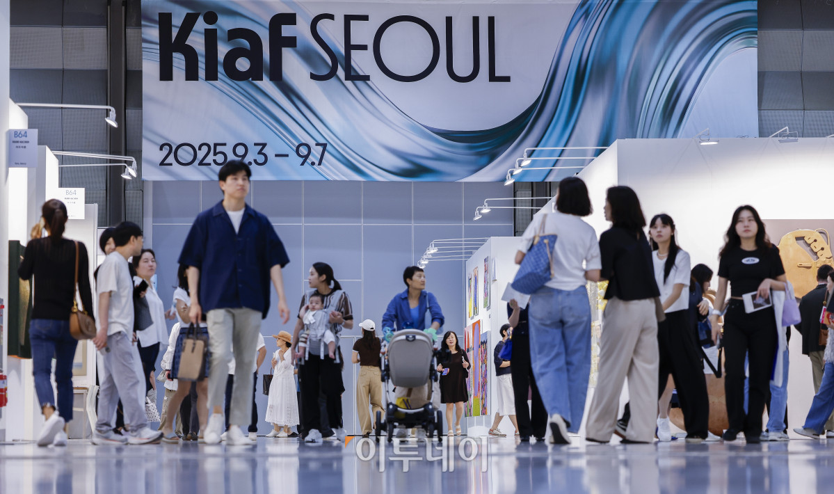 ▲3일 서울 강남구 코엑스에서 열린 키아프 서울 2025(Kiaf SEOUL 2025) VIP 프리뷰 데이에서 관람객들이 전시된 작품을 살펴보고 있다. 조현호 기자 hyunho@