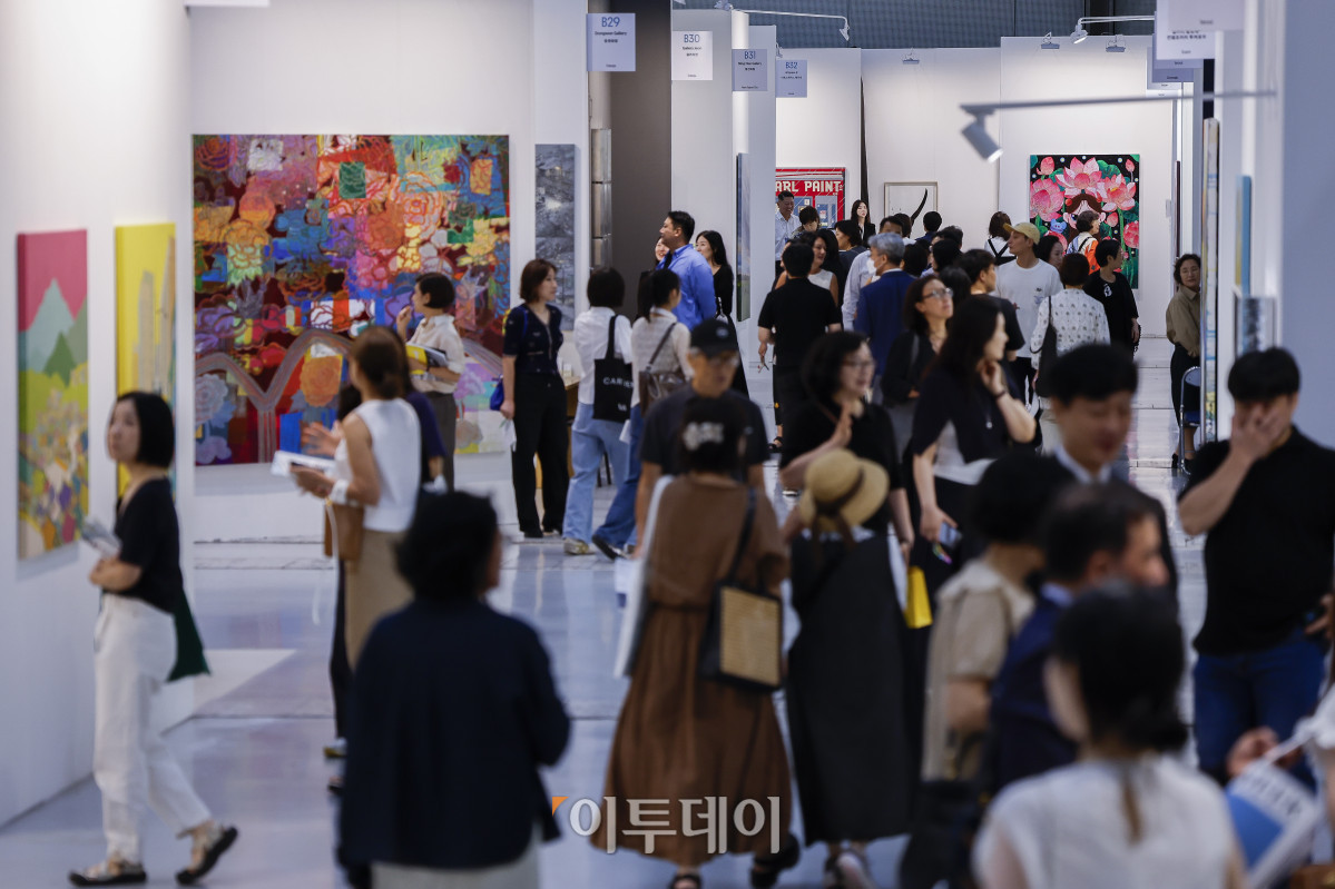 ▲3일 서울 강남구 코엑스에서 열린 키아프 서울 2025(Kiaf SEOUL 2025) VIP 프리뷰 데이에서 관람객들이 전시된 작품을 살펴보고 있다. 조현호 기자 hyunho@