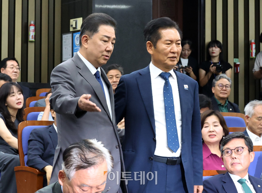 ▲정청래(오른쪽) 더불어민주당 대표와 김병기 원내대표가 3일 서울 여의도 국회에서 열린 정책의원총회에 참석하고 있다. 고이란 기자 photoeran@