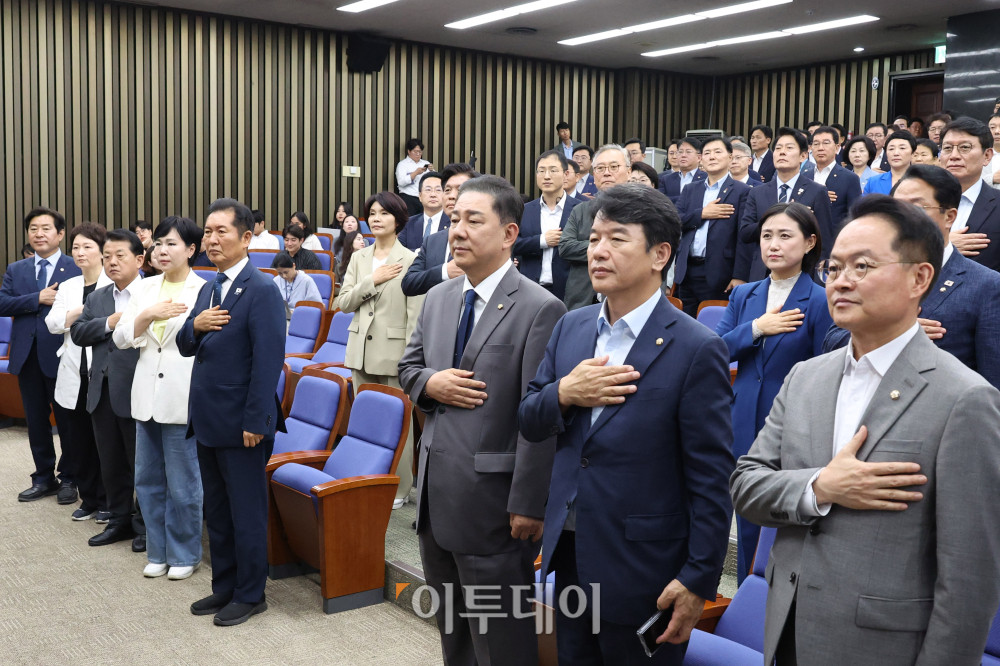 ▲정청래 더불어민주당 대표와 김병기 원내대표를 비롯한 의원들이 3일 서울 여의도 국회에서 열린 정책의원총회에서 국민의례를 하고 있다. 고이란 기자 photoeran@