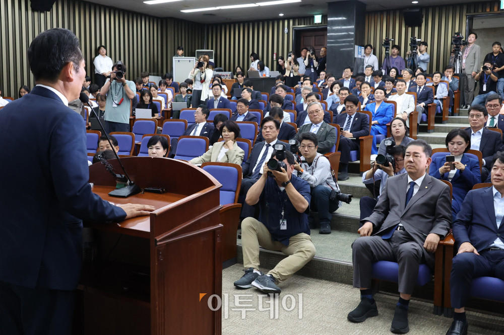 ▲정청래 더불어민주당 대표가 3일 서울 여의도 국회에서 열린 정책의원총회에서 발언하고 있다. 앞줄 오른쪽 두번째는 김병기 원내대표. 고이란 기자 photoeran@
