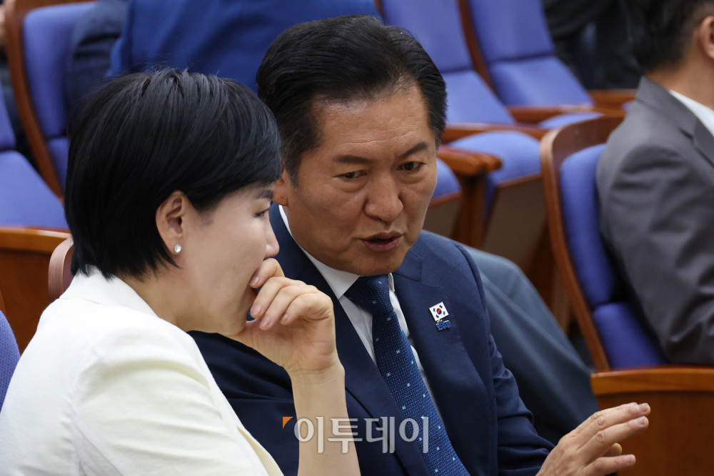 ▲정청래(오른쪽) 더불어민주당 대표와 전현희 최고위원이 3일 서울 여의도 국회에서 열린 정책의원총회에서 대화하고 있다. 고이란 기자 photoeran@