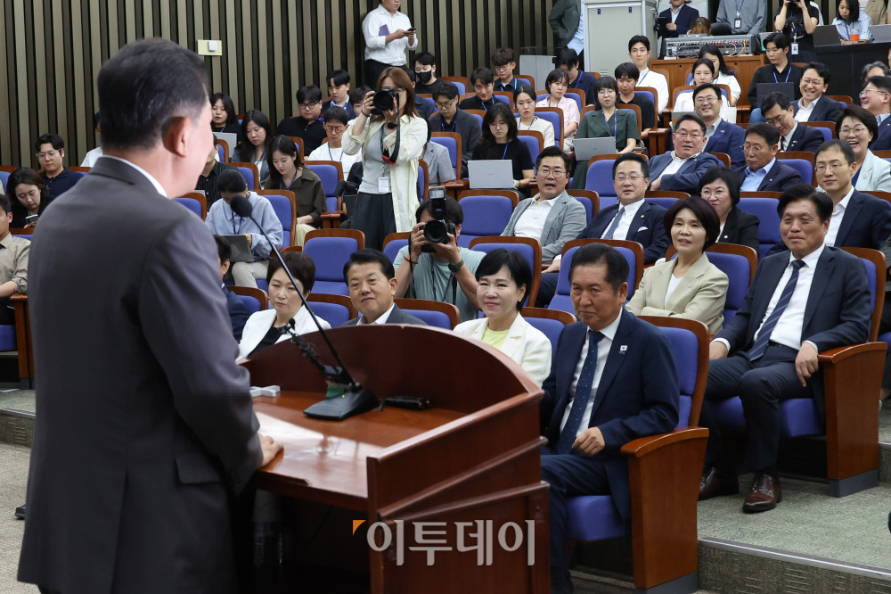 ▲김병기 더불어민주당 원내대표가 3일 서울 여의도 국회에서 열린 정책의원총회에서 발언하고 있다. 앞줄 오른쪽은 정청래 당대표. 고이란 기자 photoeran@