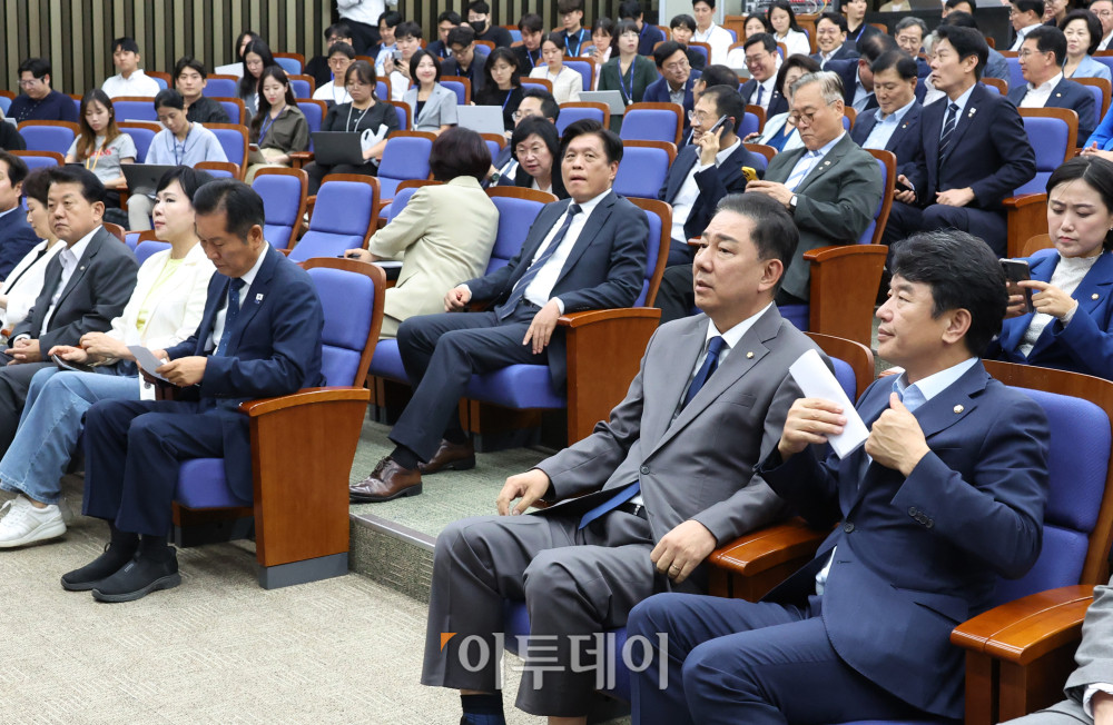 ▲정청래 더불어민주당 대표와 김병기 원내대표가 3일 서울 여의도 국회에서 열린 정책의원총회에 참석하고 있다. 고이란 기자 photoeran@