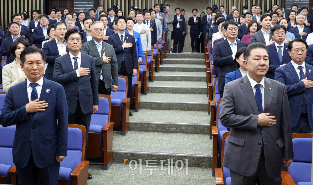 ▲정청래(앞줄 왼쪽) 더불어민주당 대표와 김병기(앞줄 오른쪽) 원내대표를 비롯한 의원들이 3일 서울 여의도 국회에서 열린 정책의원총회에서 국민의례를 하고 있다. 고이란 기자 photoeran@