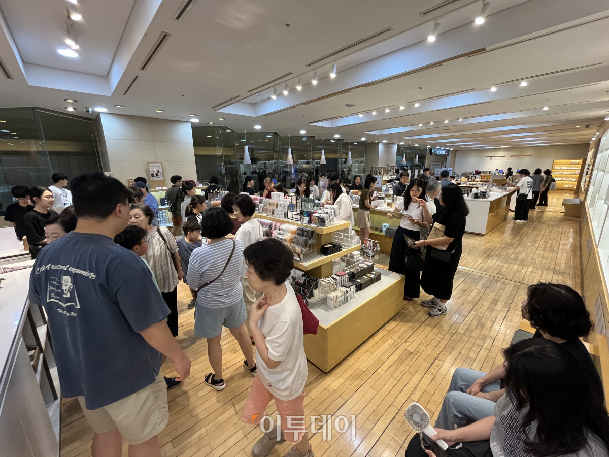 ▲국립중앙박물관 내 뮷즈숍에서 관람객들이 상품을 둘러보고 있다. (송석주 기자 ssp@)