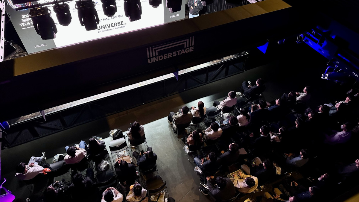 ▲현대카드가 지난해 11월 5일 언더스테이지에서 개최한 테크 콘퍼런스 _2024 현대카드 Tech Talk_에서 현대카드 Digital 직무 예비 지원자들을 대상으로 기술 세션이 진행되고 있다. (사진=현대카드)