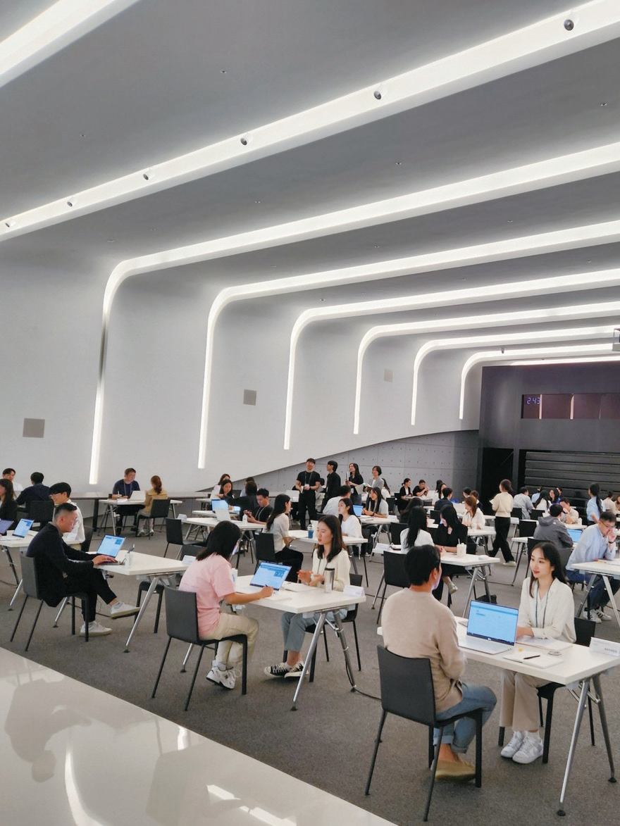 ▲현대카드가 지난해 본사 사옥에서 진행한 _잡페어(Job Fair)_ 현장 모습. 신입사원들이 관심 부서 담당자에게 궁금한 점을 묻고 상담 받으며 서로 희망 순위를 매칭해 부서를 결정할 수 있는 박람회다. (사진=현대카드)