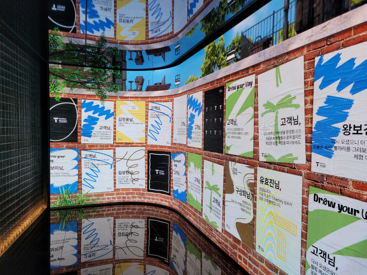 ▲3일 서울 성동구 성수동 'T팩토리 성수'에서 입장 QR을 찍자 미디어월에 환영 메시지 카드가 만들어졌다. (김연진 기자 yeonjin@)
