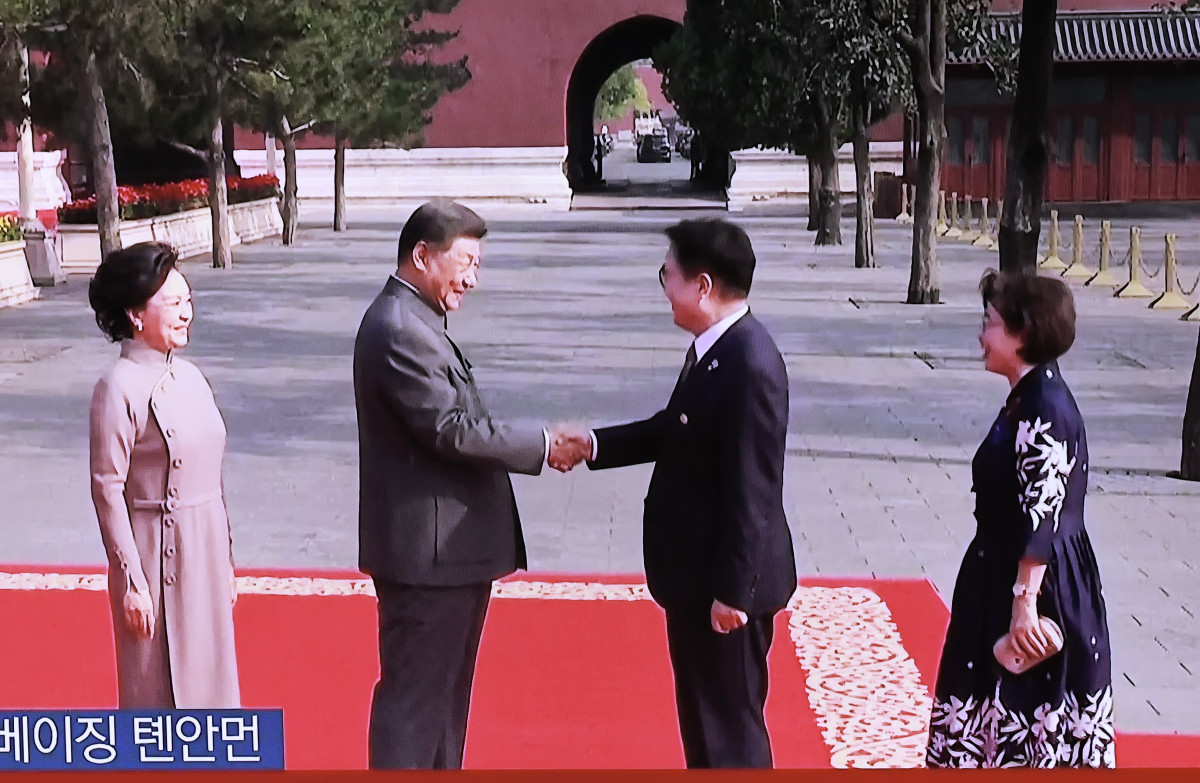 ▲3일 서울 중구 서울역에 설치된 TV에 중계되는 중국 전승절 열병식 행사에서 시진핑 중국 국가주석과 우원식 국회의장이 악수하는 장면이 나오고 있다. 2025.09.03.  (뉴시스)