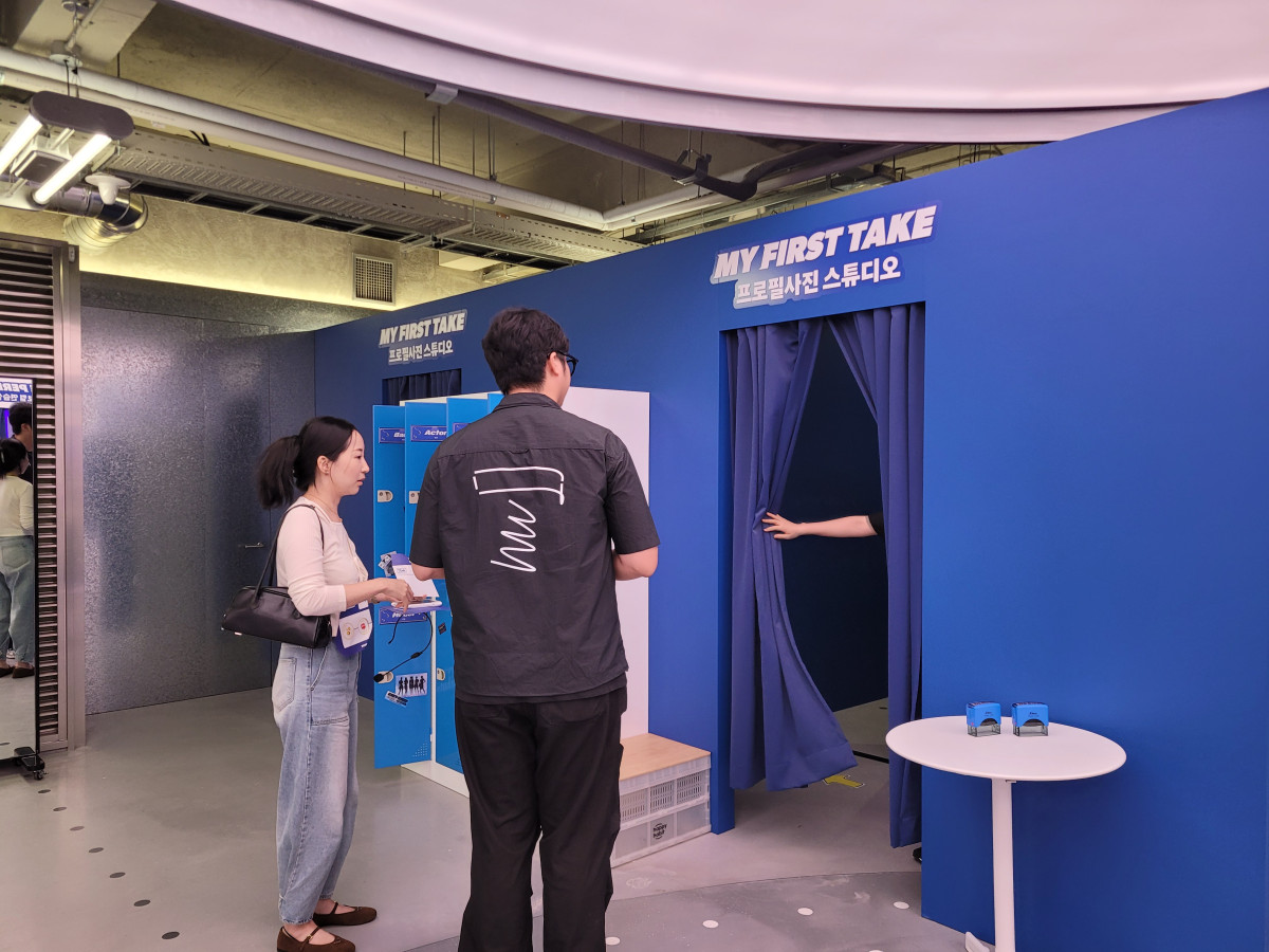 ▲3일 서울 성동구 성수동 'T팩토리 성수'에서 한 방문객이 데뷔 체험을 하고 있다. (김연진 기자 yeonjin@)