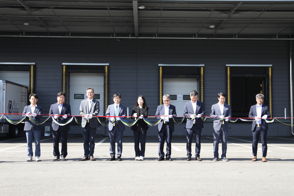 ▲천영길 한국건설생활환경시험연구원 원장(좌측 네 번째)과 LG전자 박완규 상무(좌측 두 번째), 한국에너지기술평가원 이재설 본부장(좌측 세 번째)이 3일 개최된 ‘C-TES 실증 시연식’에서 기념 테이프 커팅을 진행하고 있다. (사진제공=한국건설생활환경시험연구원)