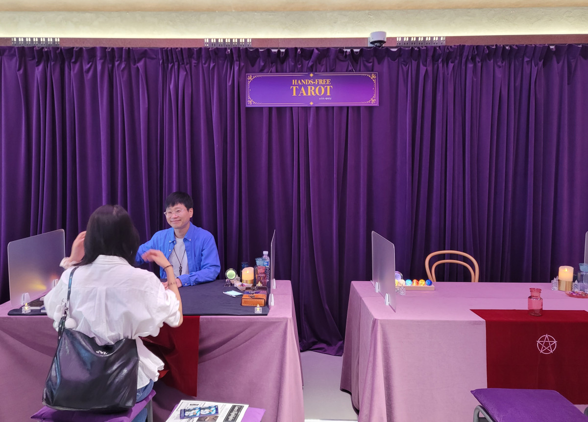 ▲3일서울 성동구 성수동 'T팩토리 성수'에서 한 방문객이 무료 타로 상담을 받고 있다. (김연진 기자 yeonjin@)