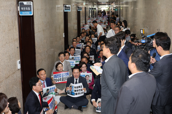 ▲국민의힘 의원들이 3일 서울 여의도 국회 원내대표실 앞에서 농성을 하고 있다. (연합뉴스)
