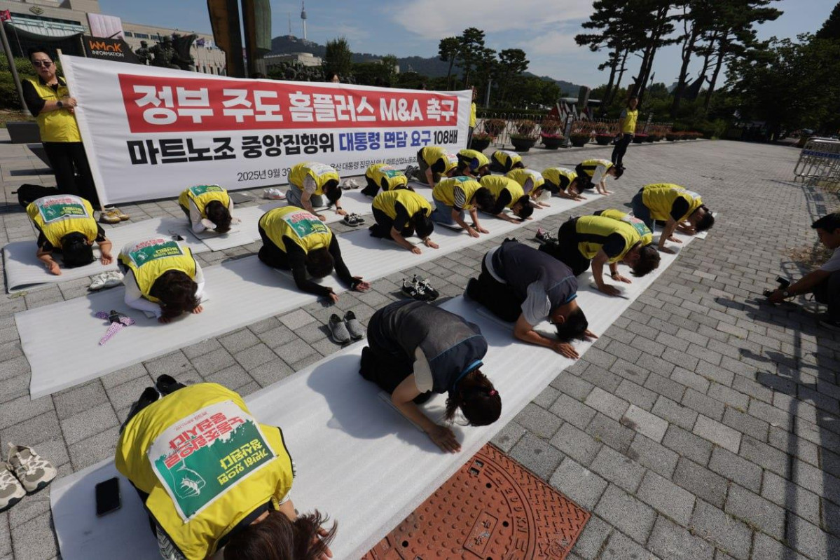 ▲홈플러스 사태와 관련 정부의 개입을 촉구하며 108배에 나선 마트노조 관계자들 (연합뉴스)