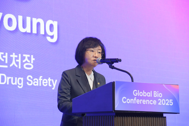 ▲3일 오유경 식품의약품안전처장이 서울 그랜드 인터컨티넨탈 파르나스에서 막을 올린 ‘2025 글로벌 바이오 콘퍼런스(GBC)’ 개회사를 하고 있다. (사진제공=식품의약품안전처)