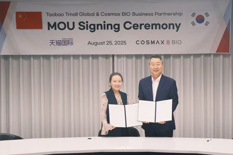 ▲8월 25일 경기도 성남시 코스맥스 사옥에서 이금실(왼쪽부터) 타오바오·티몰 글로벌 한국지사장과 김철희 코스맥스바이오 대표가 MOU 기념사진을 촬영하고 있다. (사진제공=코스맥스그룹)
