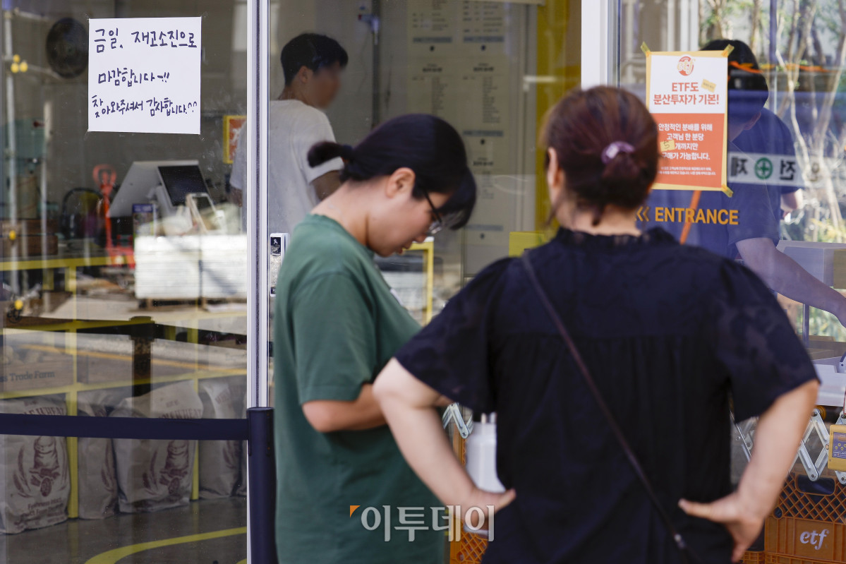 ▲빵값이 6개월 연속 고공행진을 이어가고 있는 가운데 최근 유튜브 채널 '슈카월드'의 '990원 빵' 판매로 적정 가격을 두고 논란이 일고 있다. 3일 통계청 국가통계포털(KOSIS)에 따르면, 8월 빵 물가지수는 138.61(2020년=100)로, 지난해 같은 달보다 6.5% 상승했다. 이는 같은 기간 전체 소비자물가 상승률(1.7%)의 3배 이상에 달한다. 빵 가격이 이처럼 크게 오른 것은 2023년 7월(8.6%) 이후 2년1개월 만이다. 이날 서울 성동구 글로우 성수에 마련된 경제유튜버 슈카의 ETF 베이커리 팝업 스토어 입구에 재고소진으로 인한 마감 안내문이 붙어있다. 슈카가 국내 빵값 상승에 대응하기 위해 가성비를 강조하기 위해 오픈한 팝업스토어는 소금빵·베이글·바게트 990원, 식빵 1990원, 명란바게트 2450원, 단팥빵 2930원 등으로 책정됐다. 조현호 기자 hyunho@