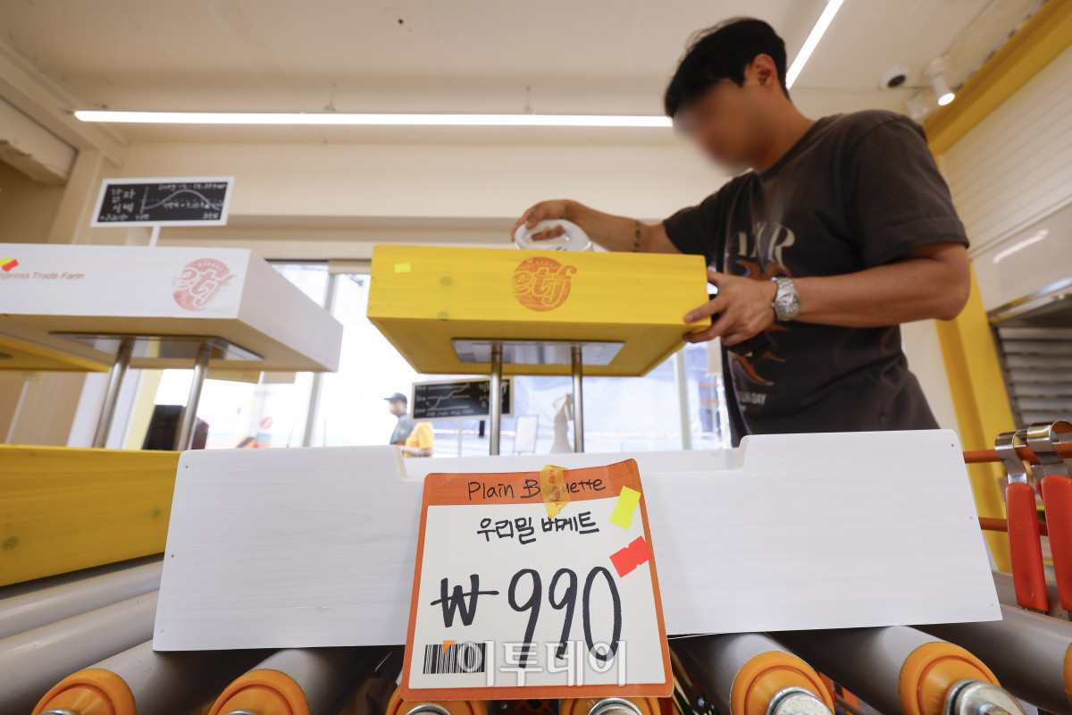 ▲빵값이 6개월 연속 고공행진을 이어가고 있는 가운데 최근 유튜브 채널 '슈카월드'의 '990원 빵' 판매로 적정 가격을 두고 논란이 일고 있다. 3일 통계청 국가통계포털(KOSIS)에 따르면, 8월 빵 물가지수는 138.61(2020년=100)로, 지난해 같은 달보다 6.5% 상승했다. 이는 같은 기간 전체 소비자물가 상승률(1.7%)의 3배 이상에 달한다. 빵 가격이 이처럼 크게 오른 것은 2023년 7월(8.6%) 이후 2년1개월 만이다. 이날 서울 성동구 글로우 성수에 마련된 경제유튜버 슈카의 ETF 베이커리 팝업 스토어 매대가 재고소진으로 비어있다. 슈카가 국내 빵값 상승에 대응하기 위해 가성비를 강조하기 위해 오픈한 팝업스토어는 소금빵·베이글·바게트 990원, 식빵 1990원, 명란바게트 2450원, 단팥빵 2930원 등으로 책정됐다. 조현호 기자 hyunho@