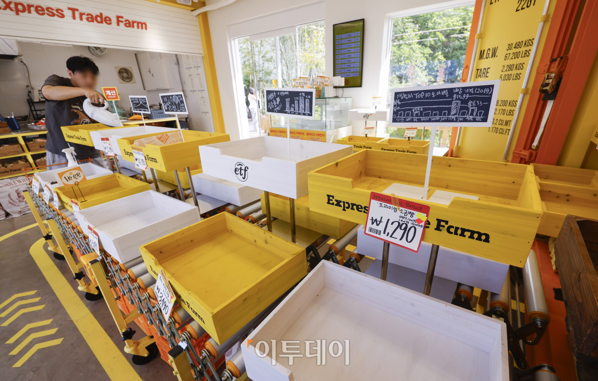 ▲빵값이 6개월 연속 고공행진을 이어가고 있는 가운데 최근 유튜브 채널 '슈카월드'의 '990원 빵' 판매로 적정 가격을 두고 논란이 일고 있다. 3일 통계청 국가통계포털(KOSIS)에 따르면, 8월 빵 물가지수는 138.61(2020년=100)로, 지난해 같은 달보다 6.5% 상승했다. 이는 같은 기간 전체 소비자물가 상승률(1.7%)의 3배 이상에 달한다. 빵 가격이 이처럼 크게 오른 것은 2023년 7월(8.6%) 이후 2년1개월 만이다. 이날 서울 성동구 글로우 성수에 마련된 경제유튜버 슈카의 ETF 베이커리 팝업 스토어 매대가 재고소진으로 비어있다. 슈카가 국내 빵값 상승에 대응하기 위해 가성비를 강조하기 위해 오픈한 팝업스토어는 소금빵·베이글·바게트 990원, 식빵 1990원, 명란바게트 2450원, 단팥빵 2930원 등으로 책정됐다. 조현호 기자 hyunho@